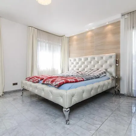 Luxuswohnung In Bester Lage Von Düsseldorf